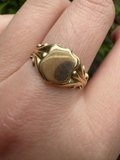 Antique Canadian 14ct yellow gold shield signet ring