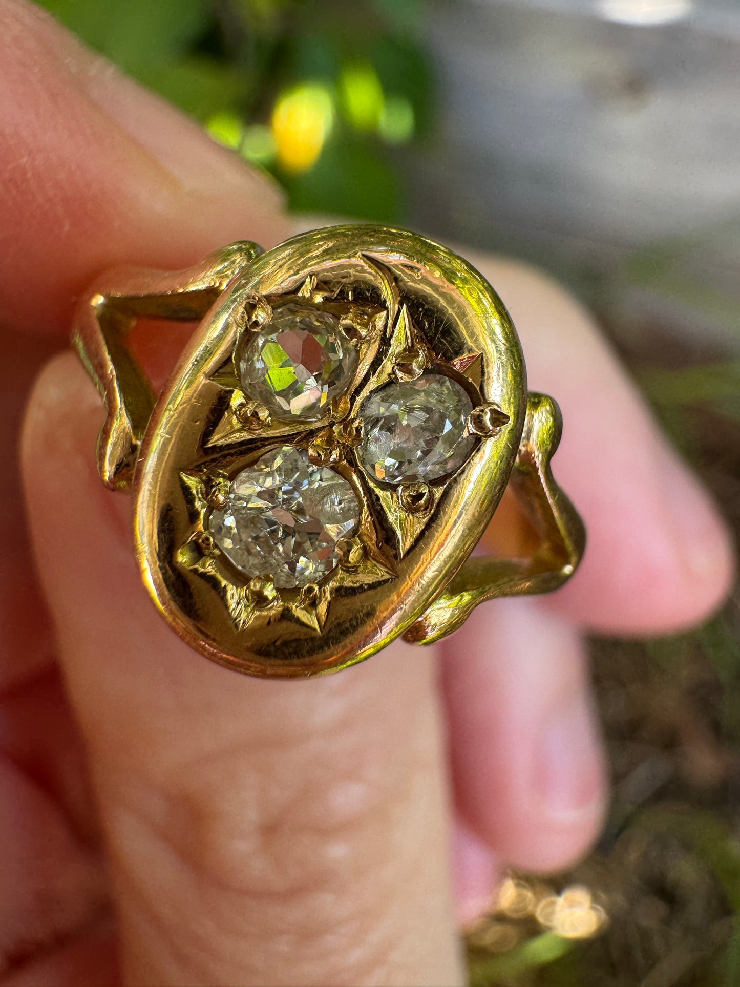Antique Edwardian 18ct yellow gold three stone 0.3ct TCW old mine cut diamond split shank signet ring