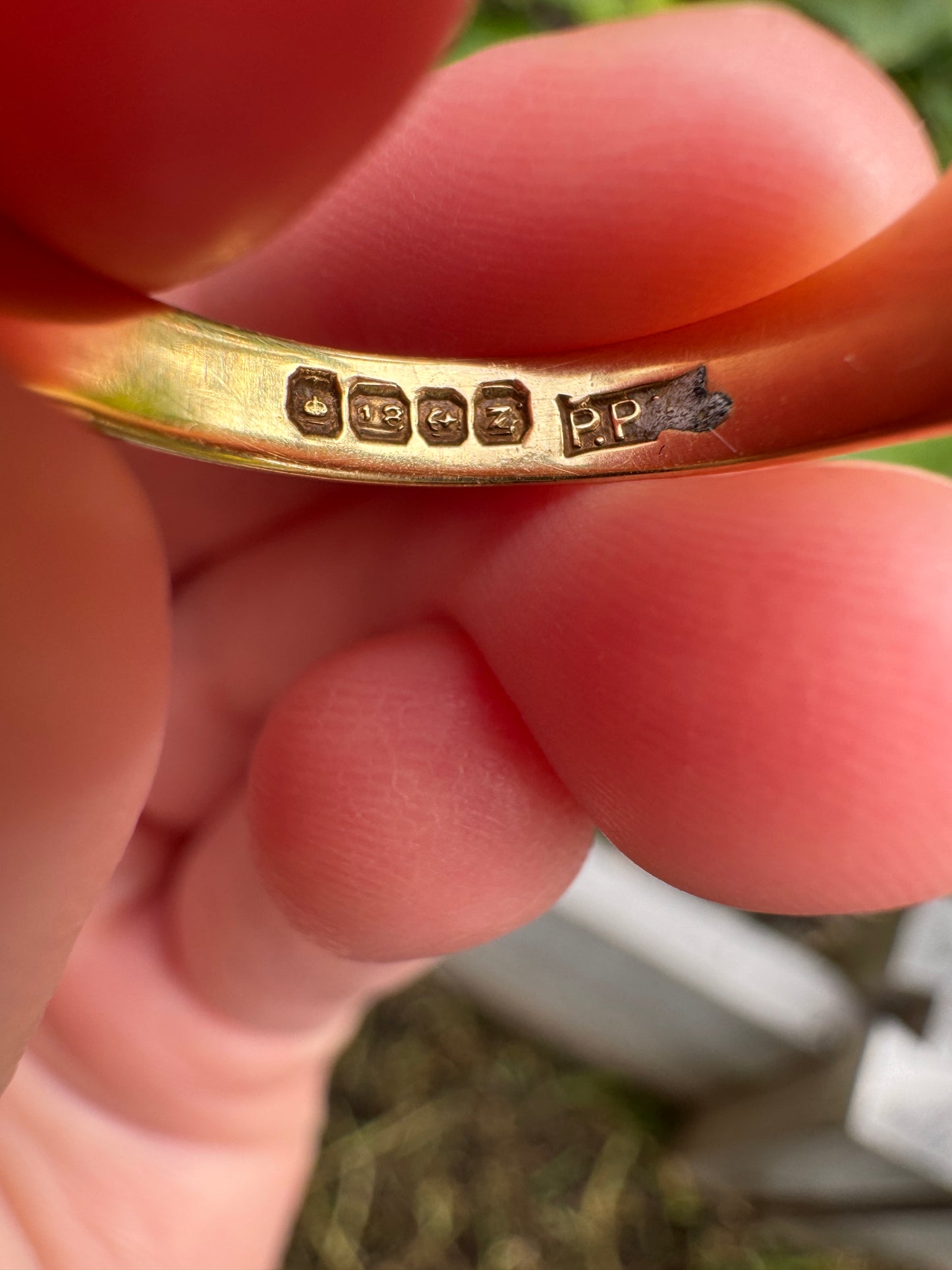 Antique 18ct yellow gold oval signet ring