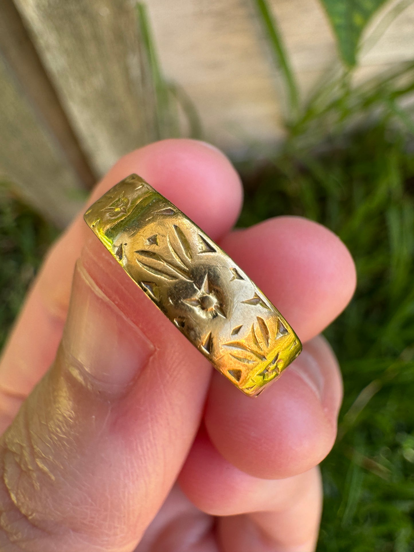 Vintage 22ct yellow gold floral engraved band, size L/5.75