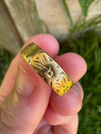 Vintage 22ct yellow gold floral engraved band, size L/5.75