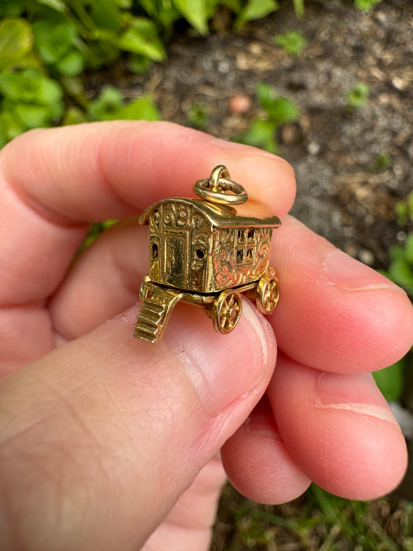 Vintage 9ct yellow gold opening caravan charm