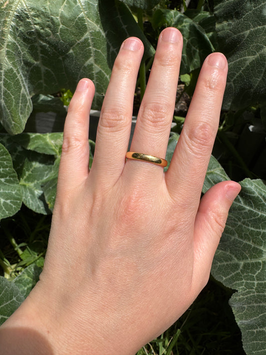 Antique English 22ct yellow gold band, 3.3mm wide