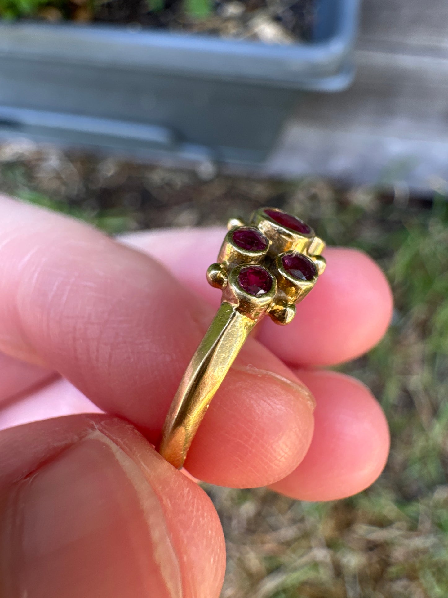 Vintage 18ct yellow gold seven stone 0.4ct TCW natural ruby ring