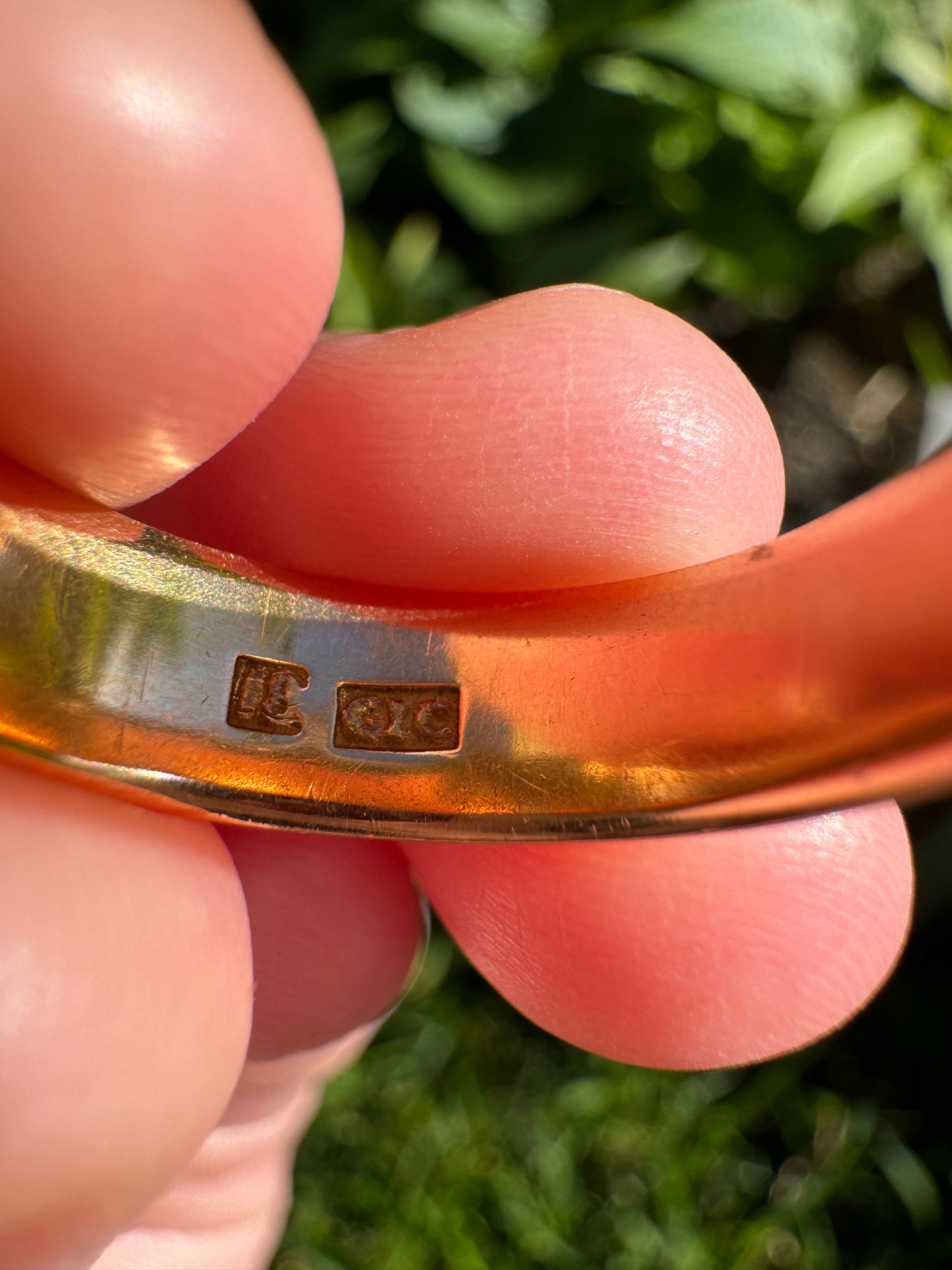 Vintage 18ct rosy yellow gold three stone old mine cut diamond gypsy ring