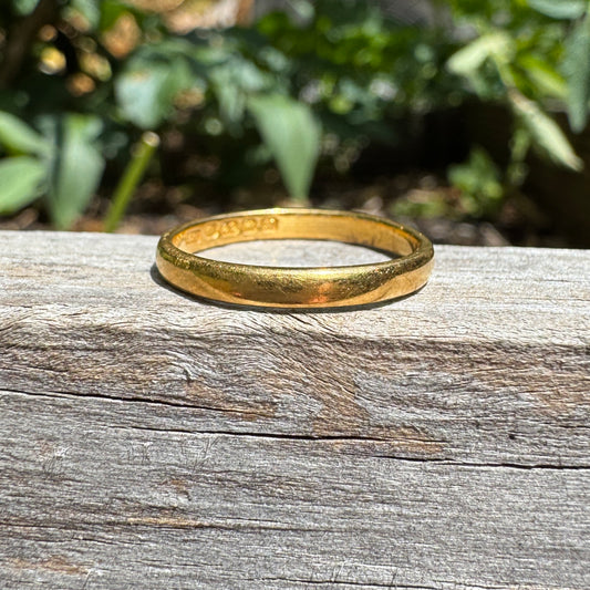Vintage English 22ct yellow gold band, 2.4mm wide