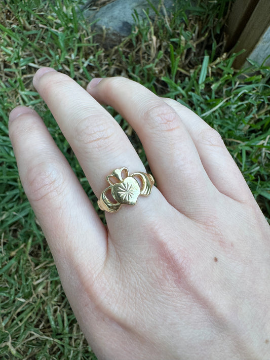 Vintage 14ct yellow gold claddagh ring