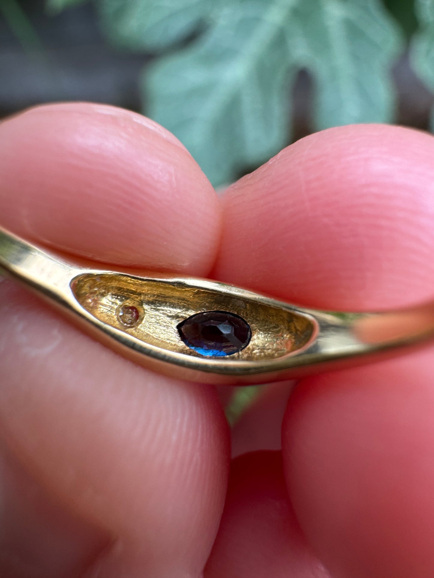 Vintage 18ct yellow gold pear cut sapphire and old European cut diamond gypsy ring