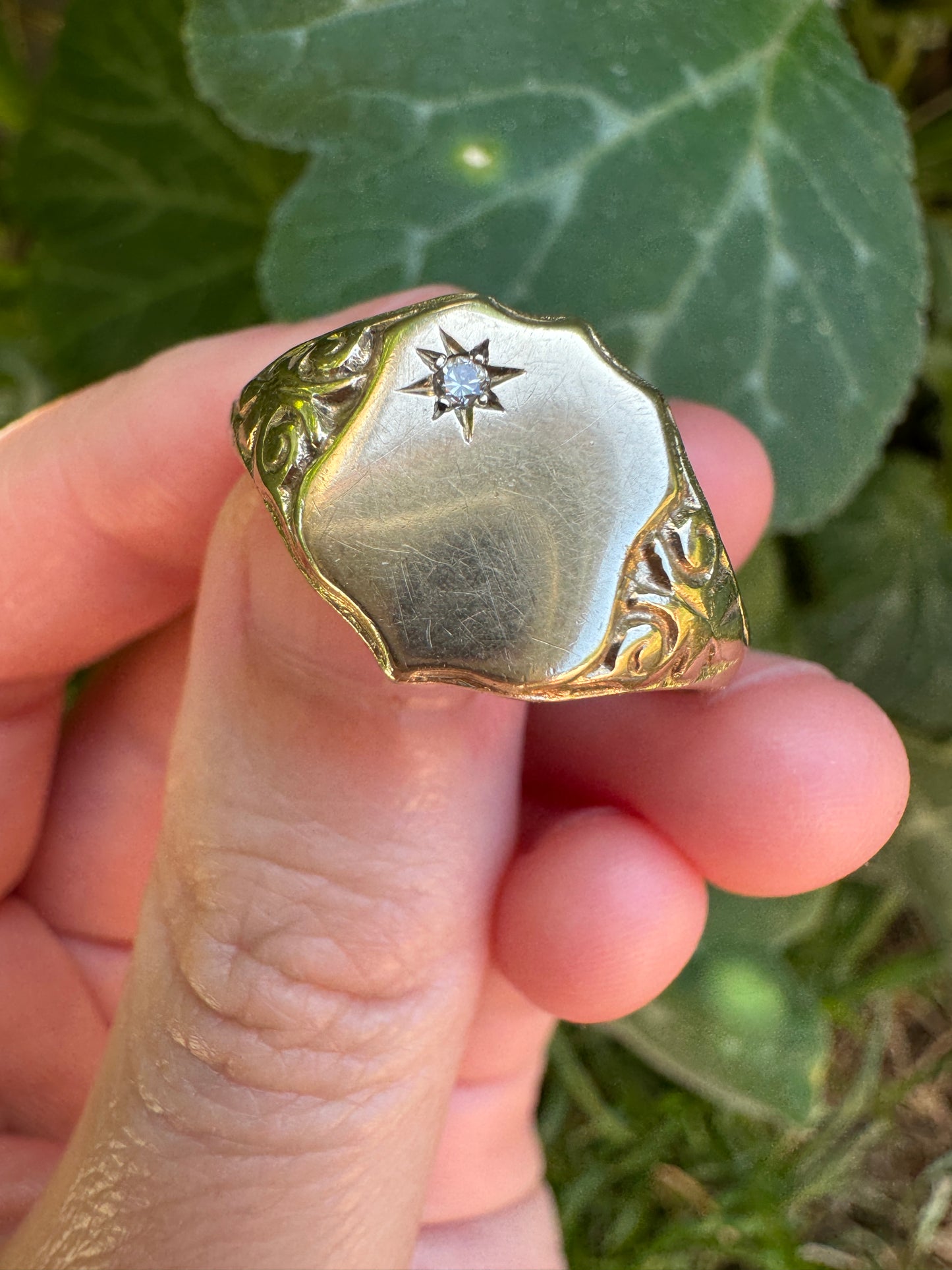 Vintage 9ct yellow gold round brilliant cut starset diamond shield signet ring