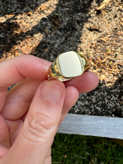 Vintage 9ct yellow gold square signet