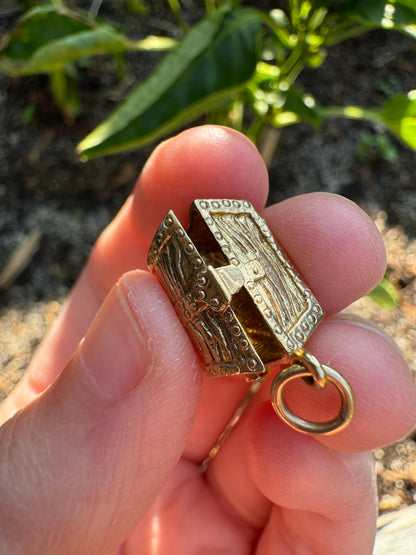 Vintage 9ct yellow gold opening treasure chest charm