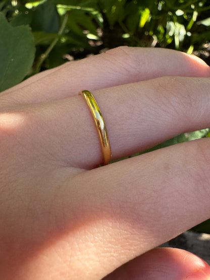 Vintage English 22ct yellow gold band, 2.1mm wide