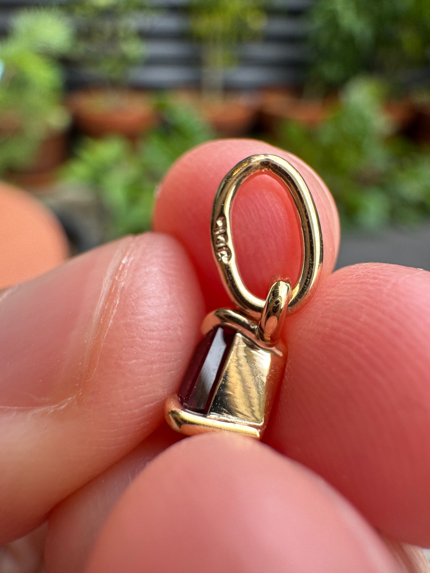 Custom handmade 9ct yellow gold 0.97ct rhodolite garnet claw set pendant
