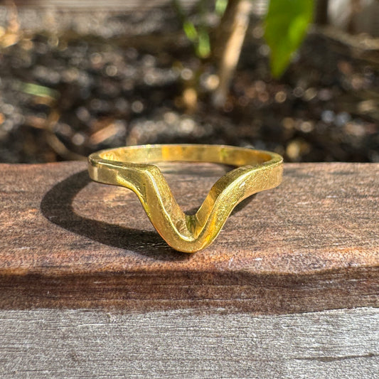 Vintage 18ct yellow gold curved band