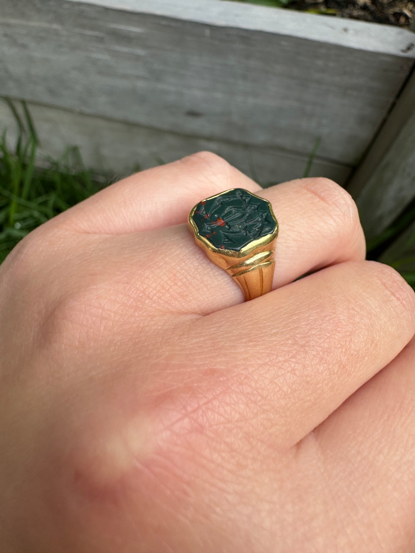 Antique Victorian 18ct yellow gold bloodstone intaglio signet ring