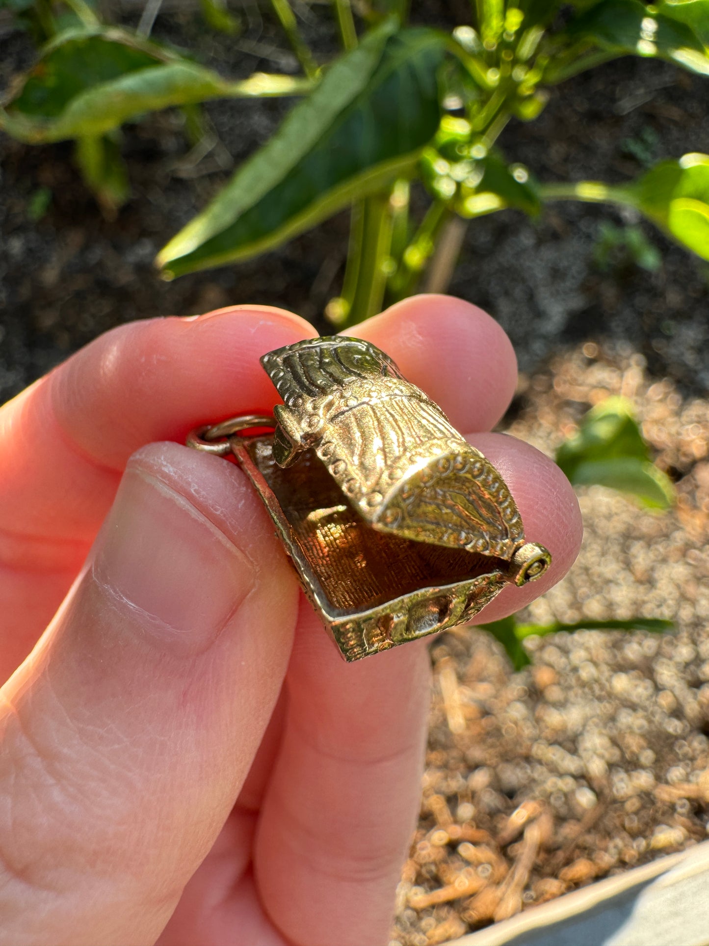 Vintage 9ct yellow gold opening treasure chest charm