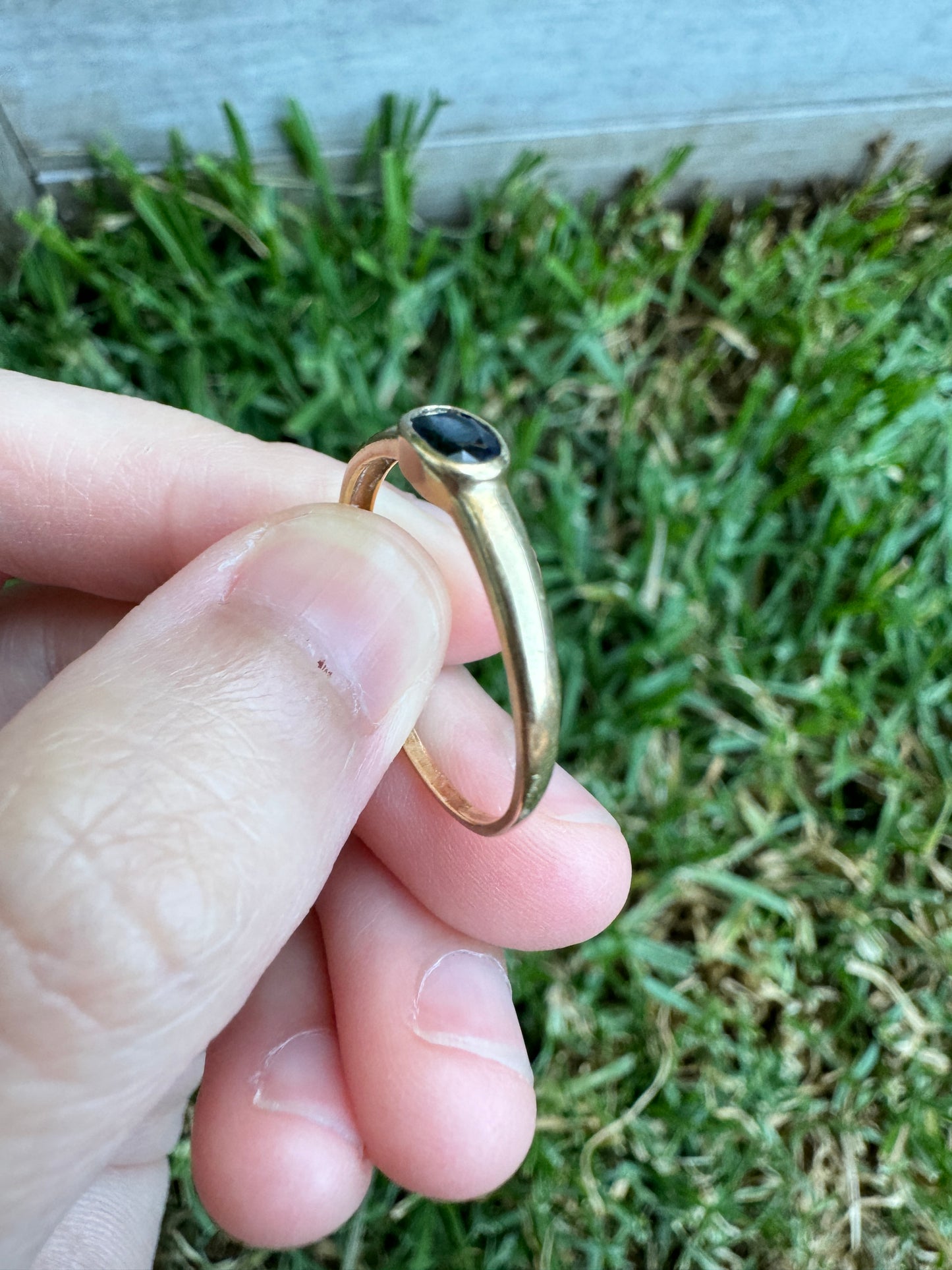 Vintage 9ct yellow gold sapphire solitaire ring