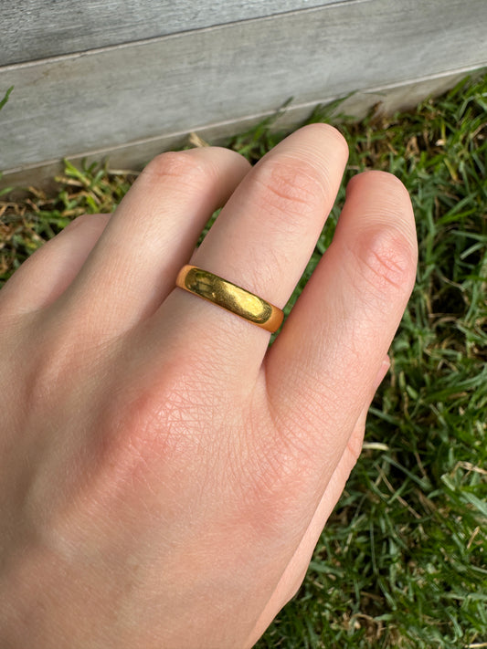 Antique Edwardian 22ct yellow gold band, 3.5mm wide