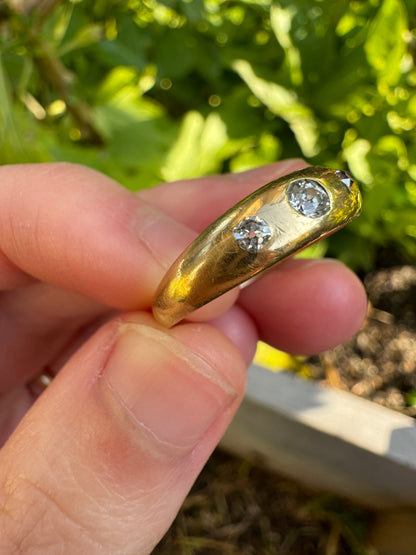 Vintage 18ct yellow gold 0.2ct TCW three stone old mine cut and single cut diamond gypsy ring