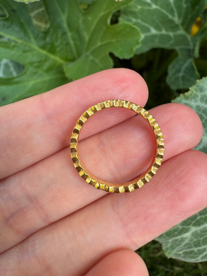 Vintage 18ct yellow gold scalloped band, 2mm wide