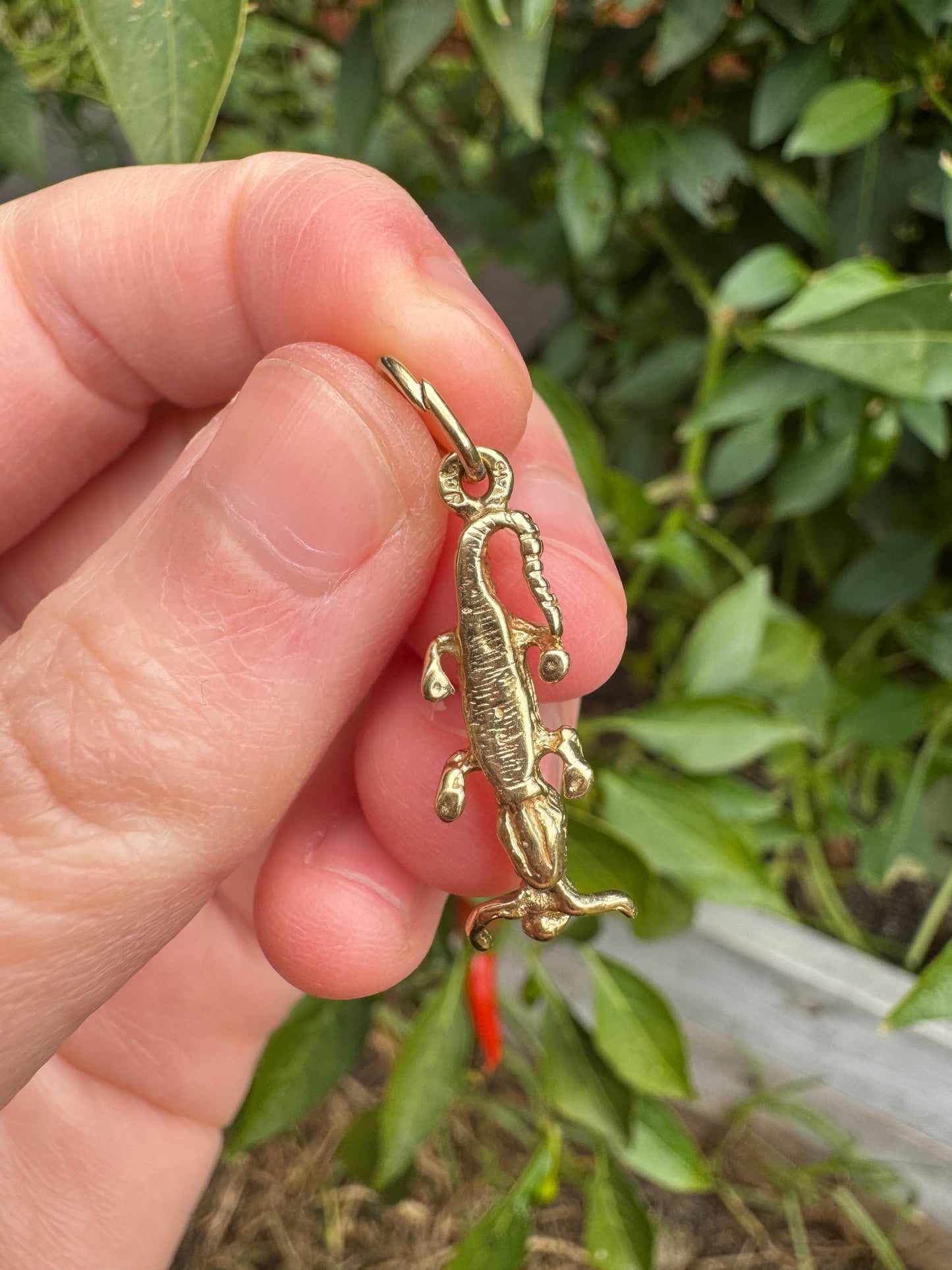 Vintage 9ct yellow gold crocodile with person charm