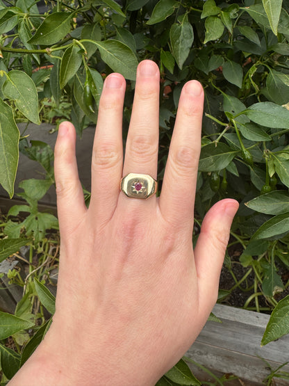 Vintage 9ct yellow gold 0.17ct natural ruby starset signet ring