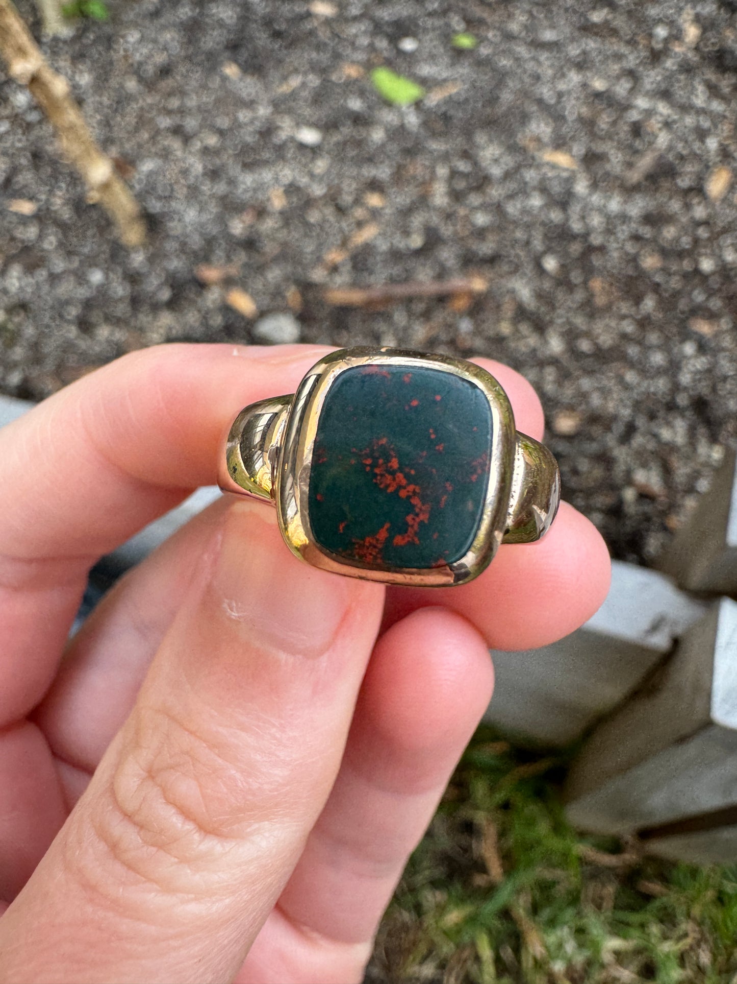 Antique Victorian 9ct rosy yellow gold bloodstone signet ring