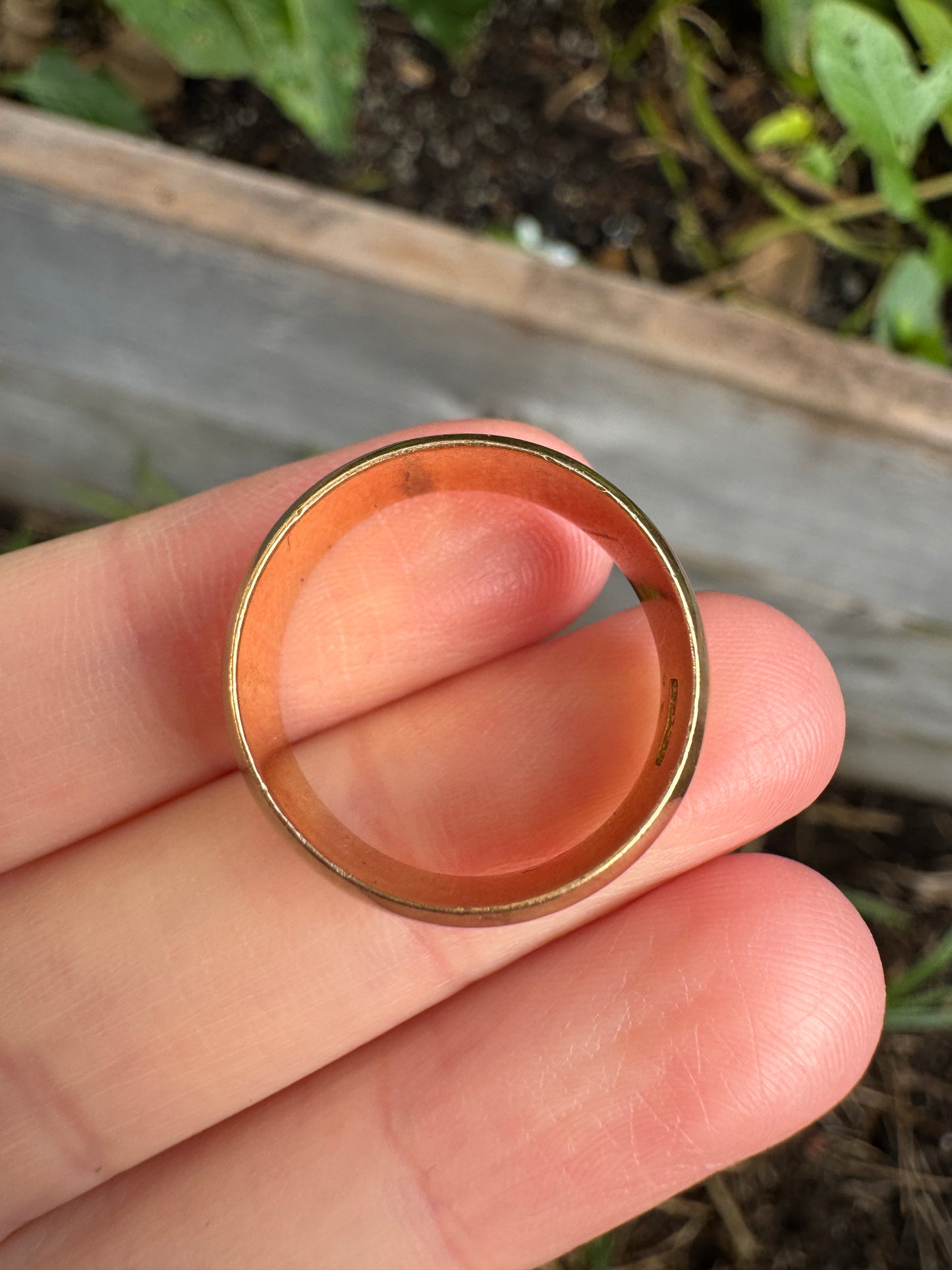 Antique 15ct yellow gold cigar band, 6.8mm wide