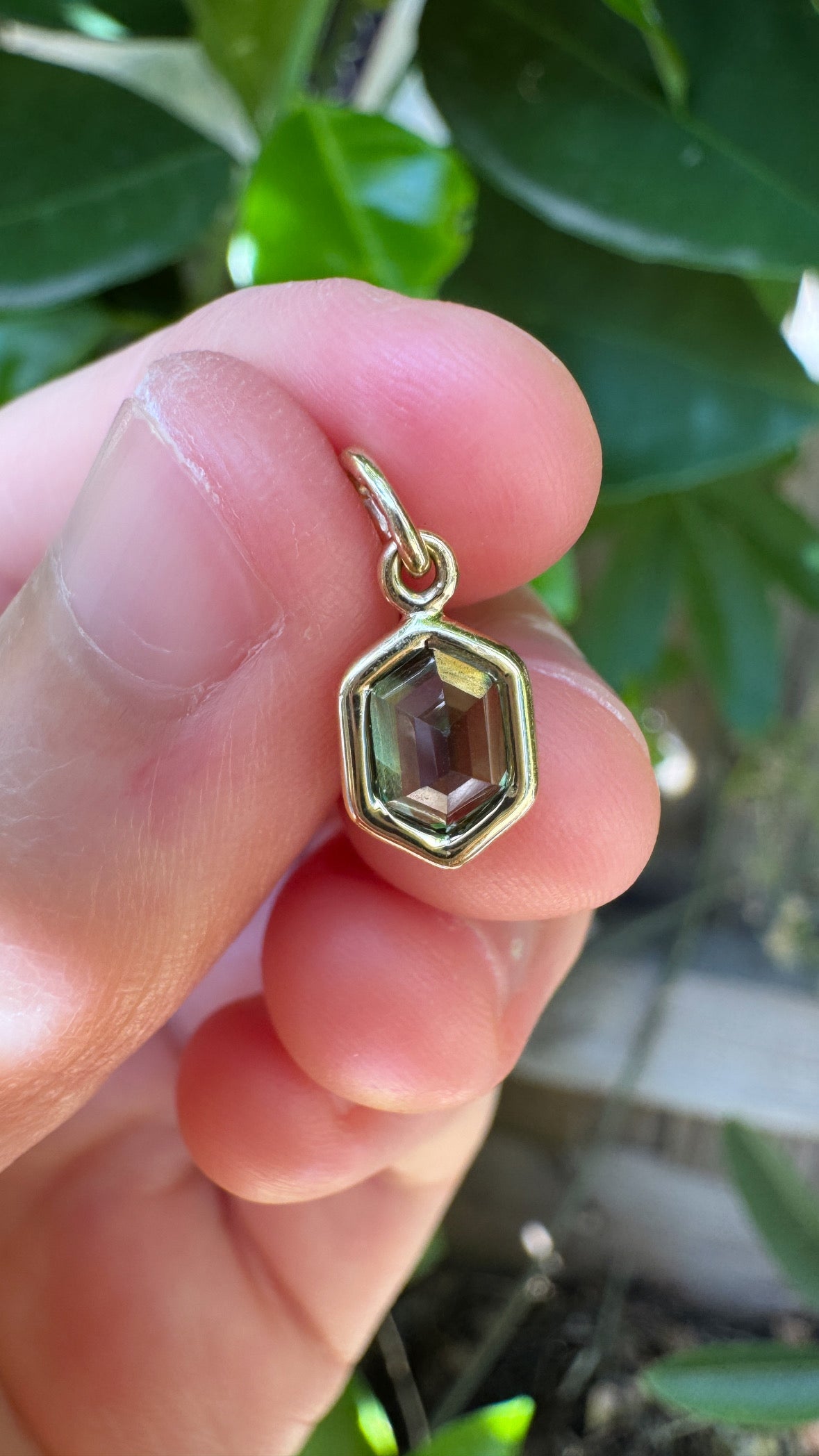 Custom handmade 9ct yellow gold 0.88ct hexagonal Australian parti sapphire bezel set pendant