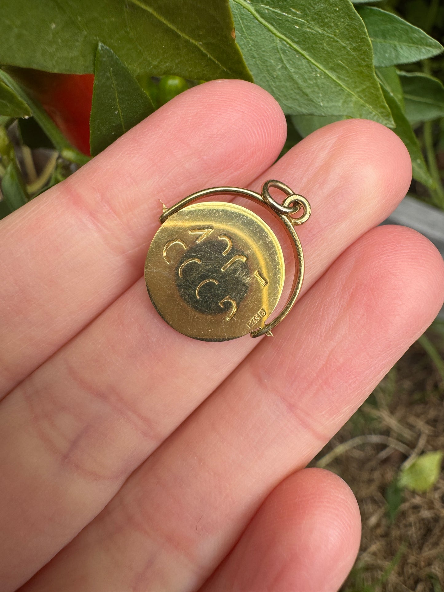 Vintage 9ct yellow gold good luck spinner charm