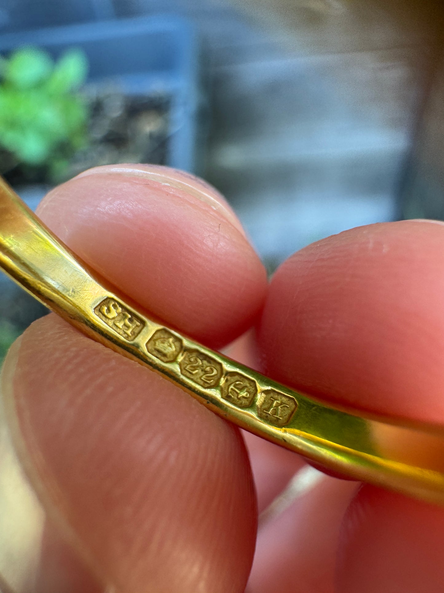 Vintage English 22ct yellow gold band, 2.4mm wide