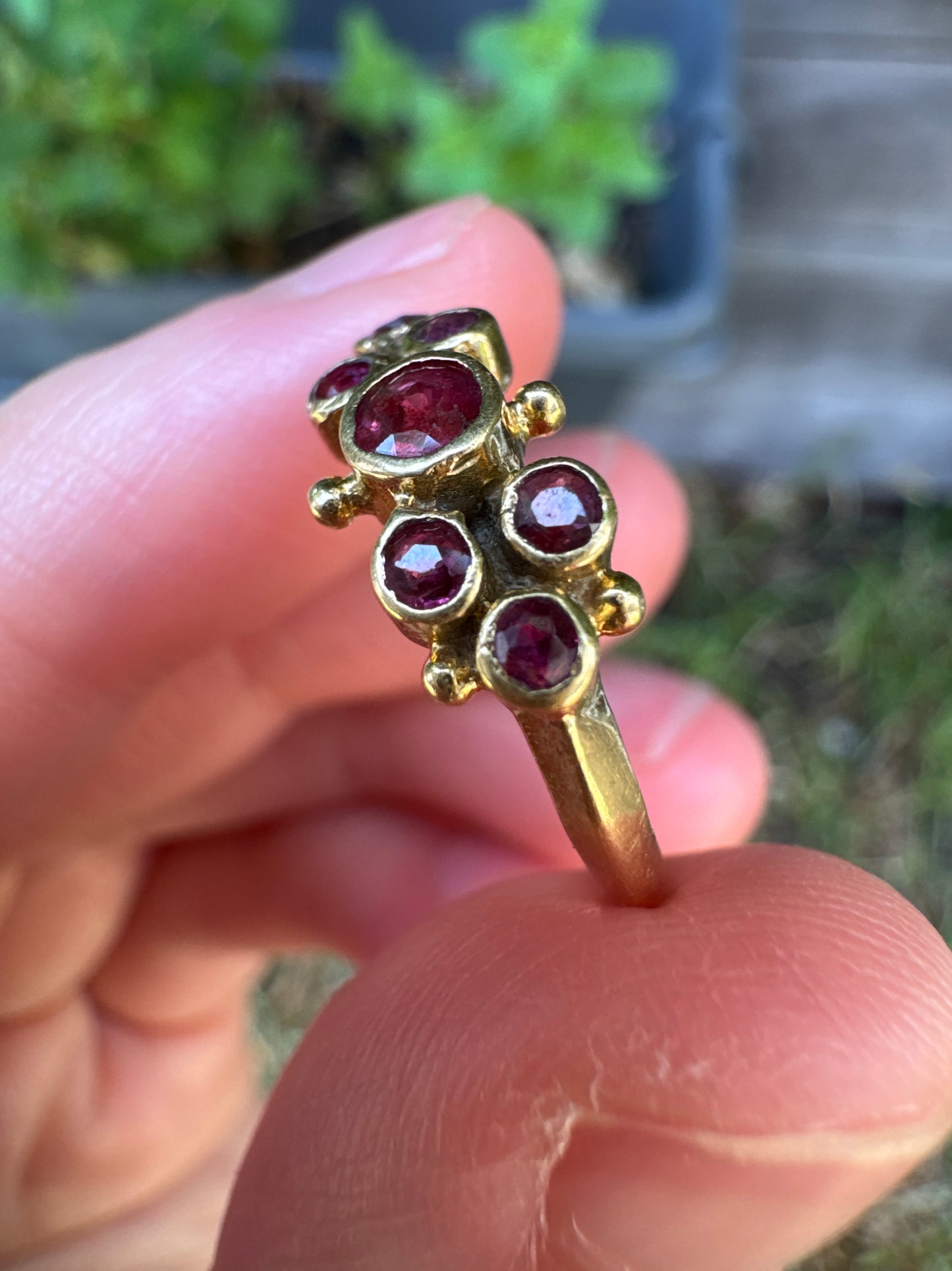 Vintage 18ct yellow gold seven stone 0.4ct TCW natural ruby ring