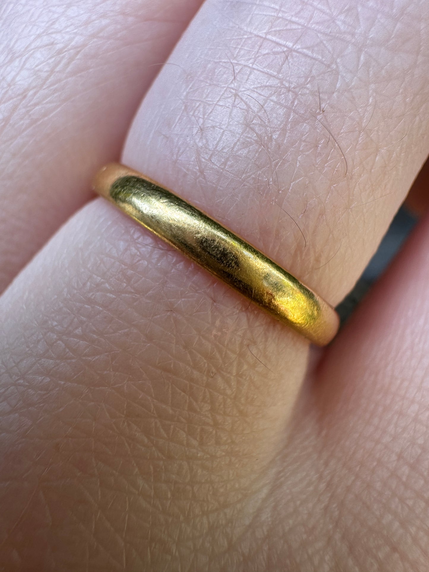 Vintage English 22ct yellow gold band, 2.4mm wide