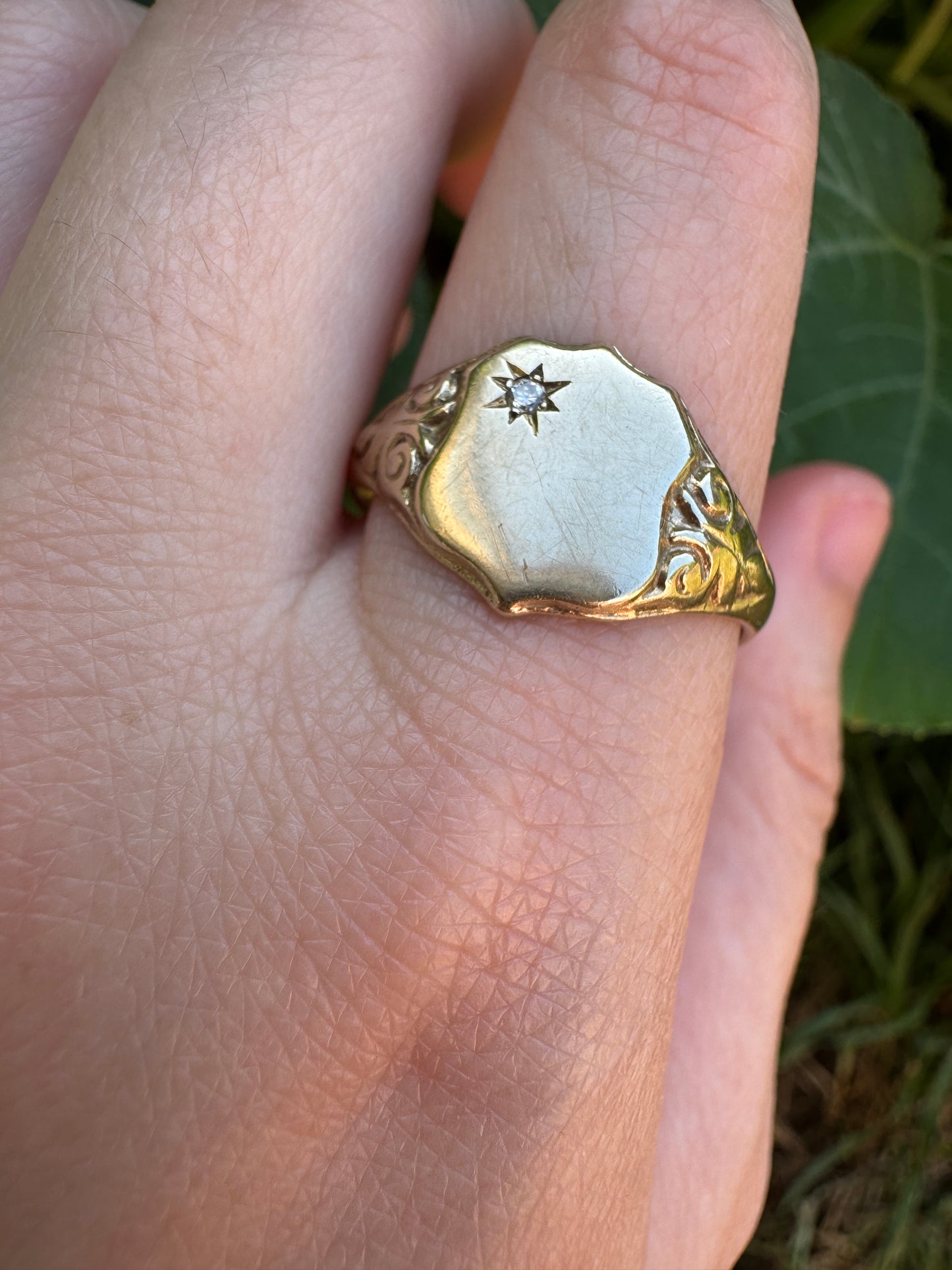 Vintage 9ct yellow gold round brilliant cut starset diamond shield signet ring