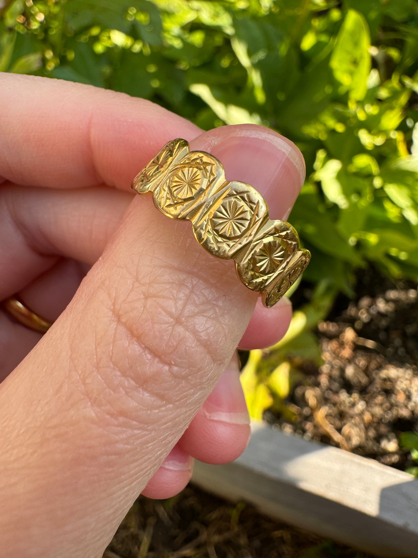Vintage 18ct yellow gold scalloped star patterned band