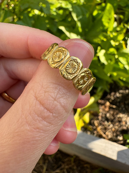Vintage 18ct yellow gold scalloped star patterned band