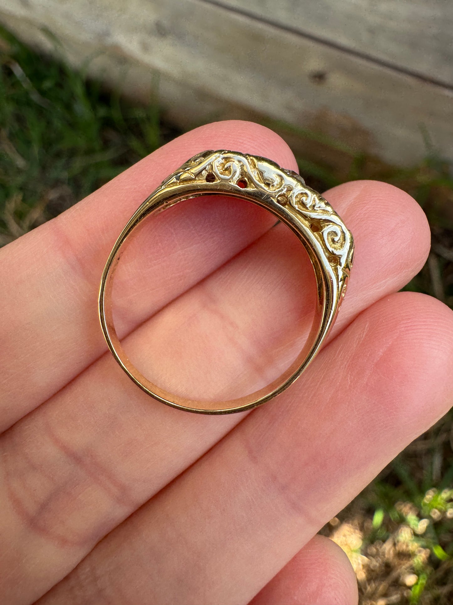 Vintage 18ct yellow gold three stone 0.28ct old mine cut diamond gypsy ring