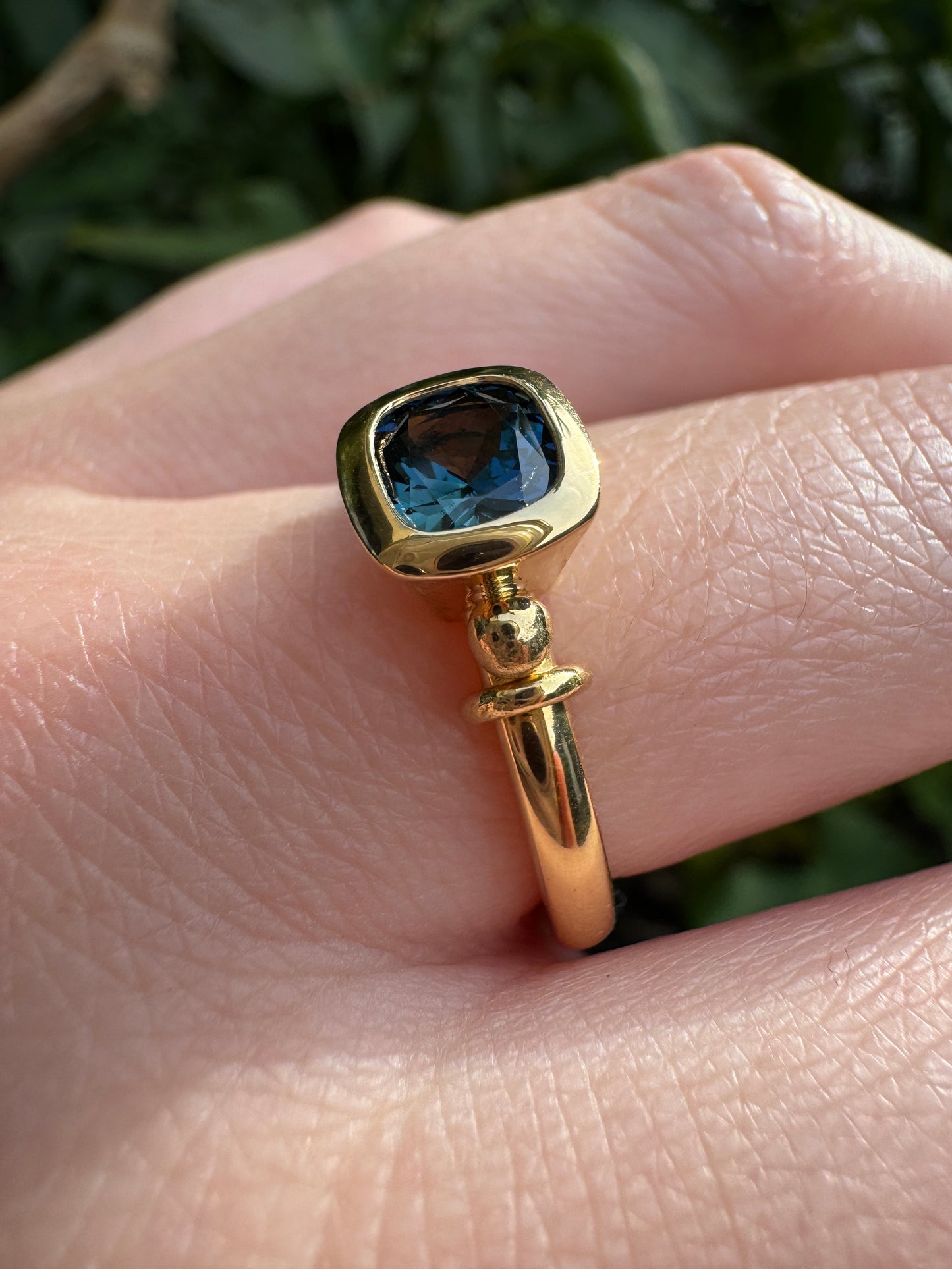 Handmade Chris Sherwin 18ct gold natural Australian sapphire ring