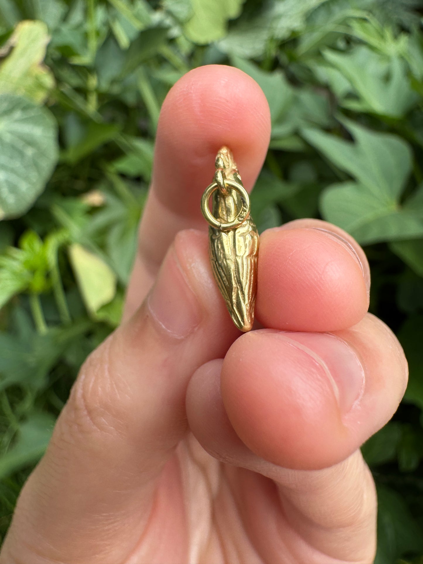 Vintage 18ct yellow gold cockatoo charm with single cut diamond eyes