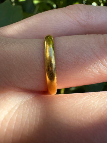 Antique English 22ct yellow gold band, 3mm wide