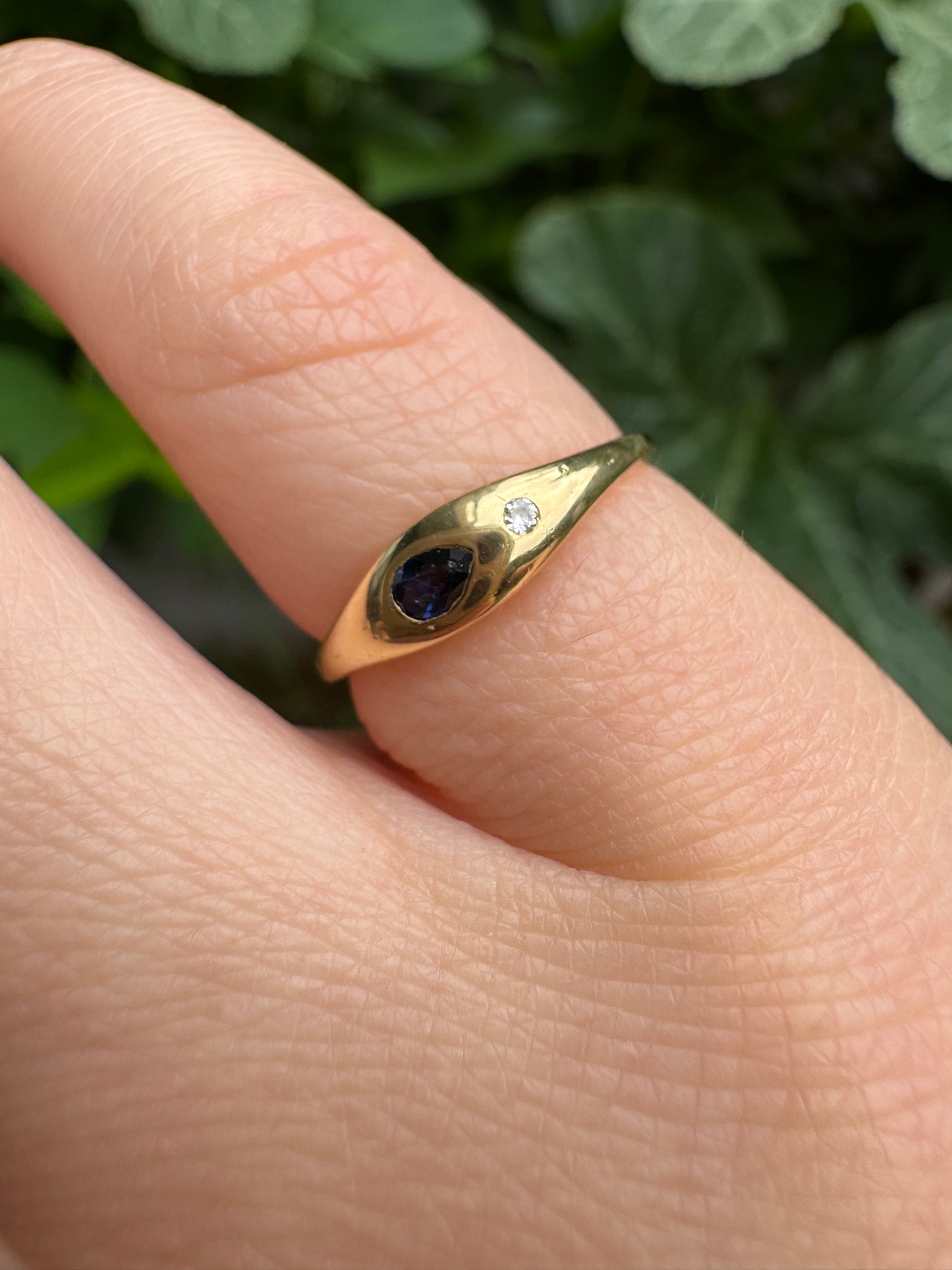 Vintage 18ct yellow gold pear cut sapphire and old European cut diamond gypsy ring