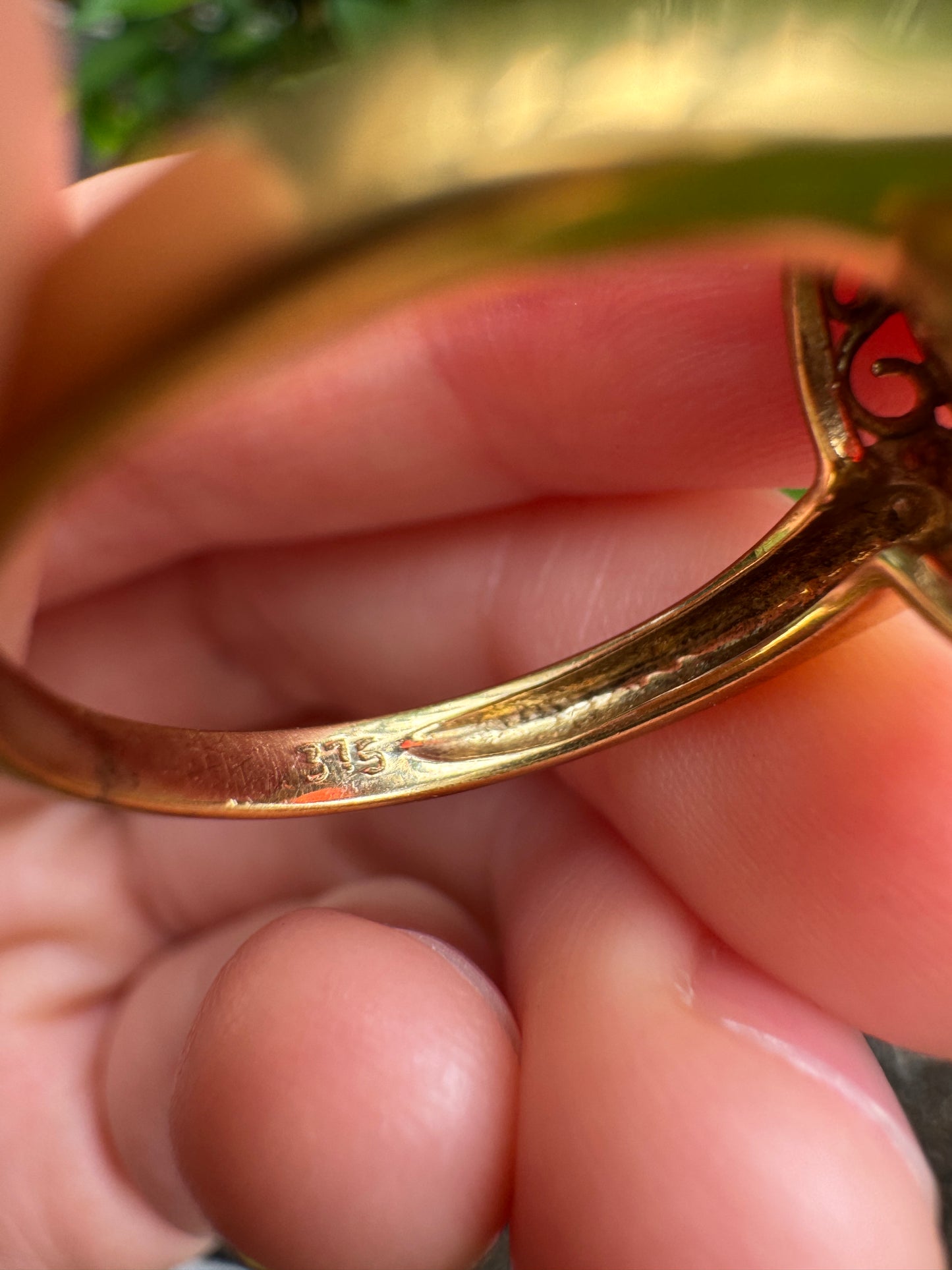 Vintage 9ct yellow gold 2.2ct garnet bezel set ring