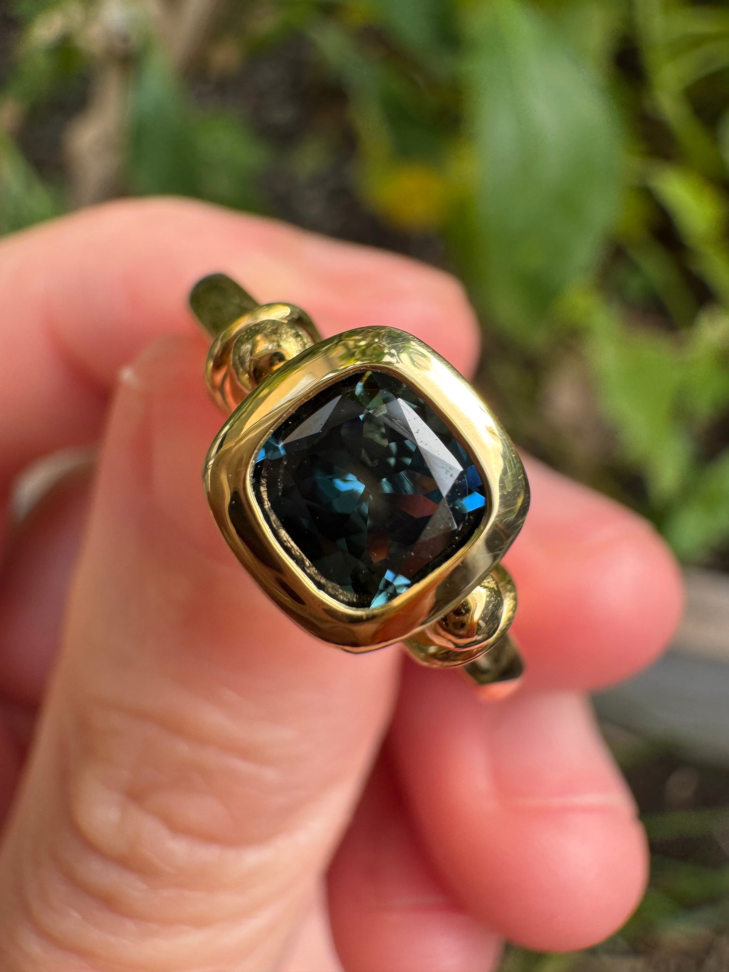 Handmade Chris Sherwin 18ct gold natural Australian sapphire ring