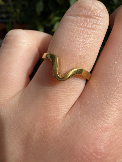Vintage 18ct yellow gold curved band