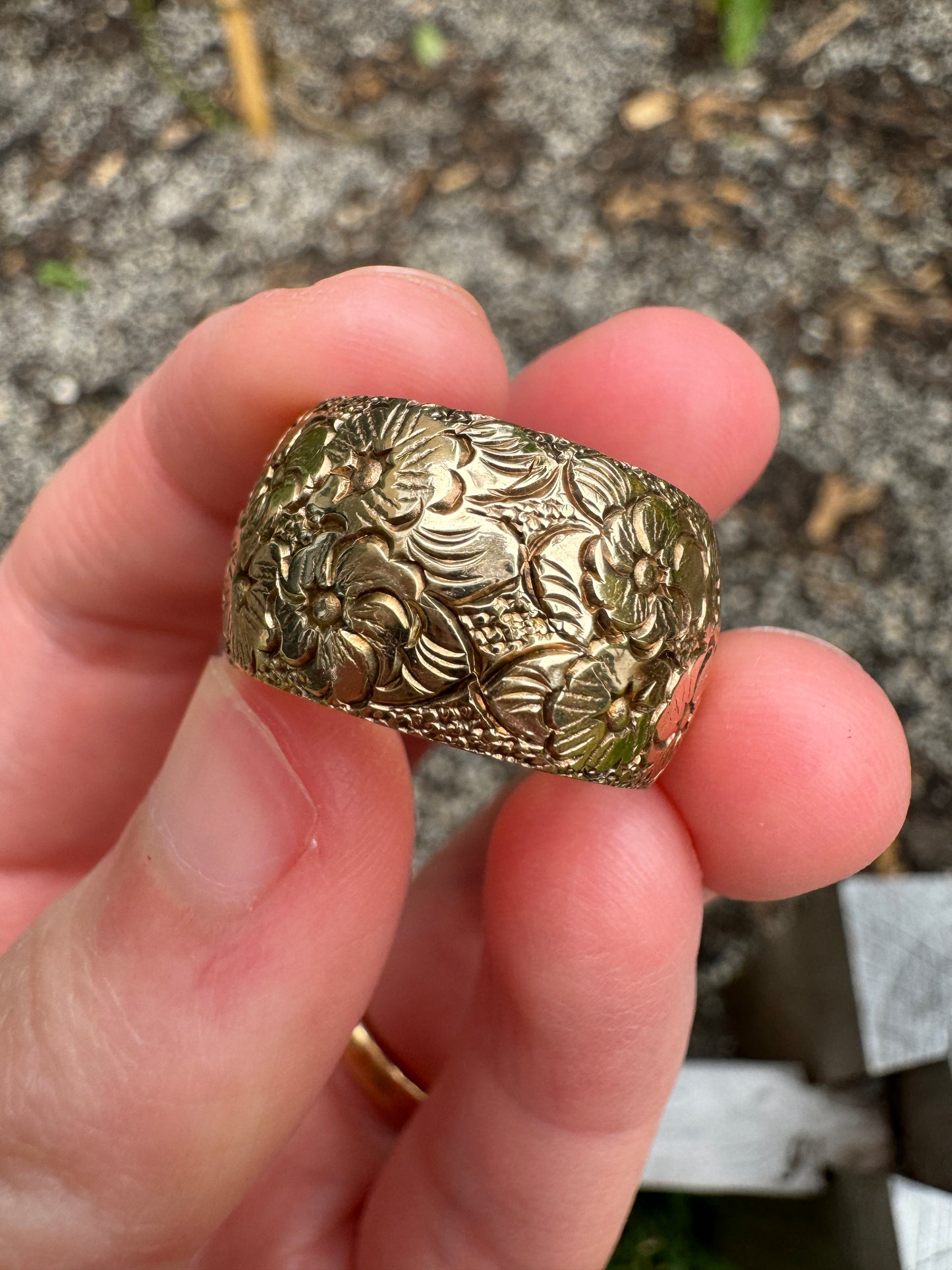 Vintage 9ct rosy yellow gold floral cigar band, 10.5mm wide