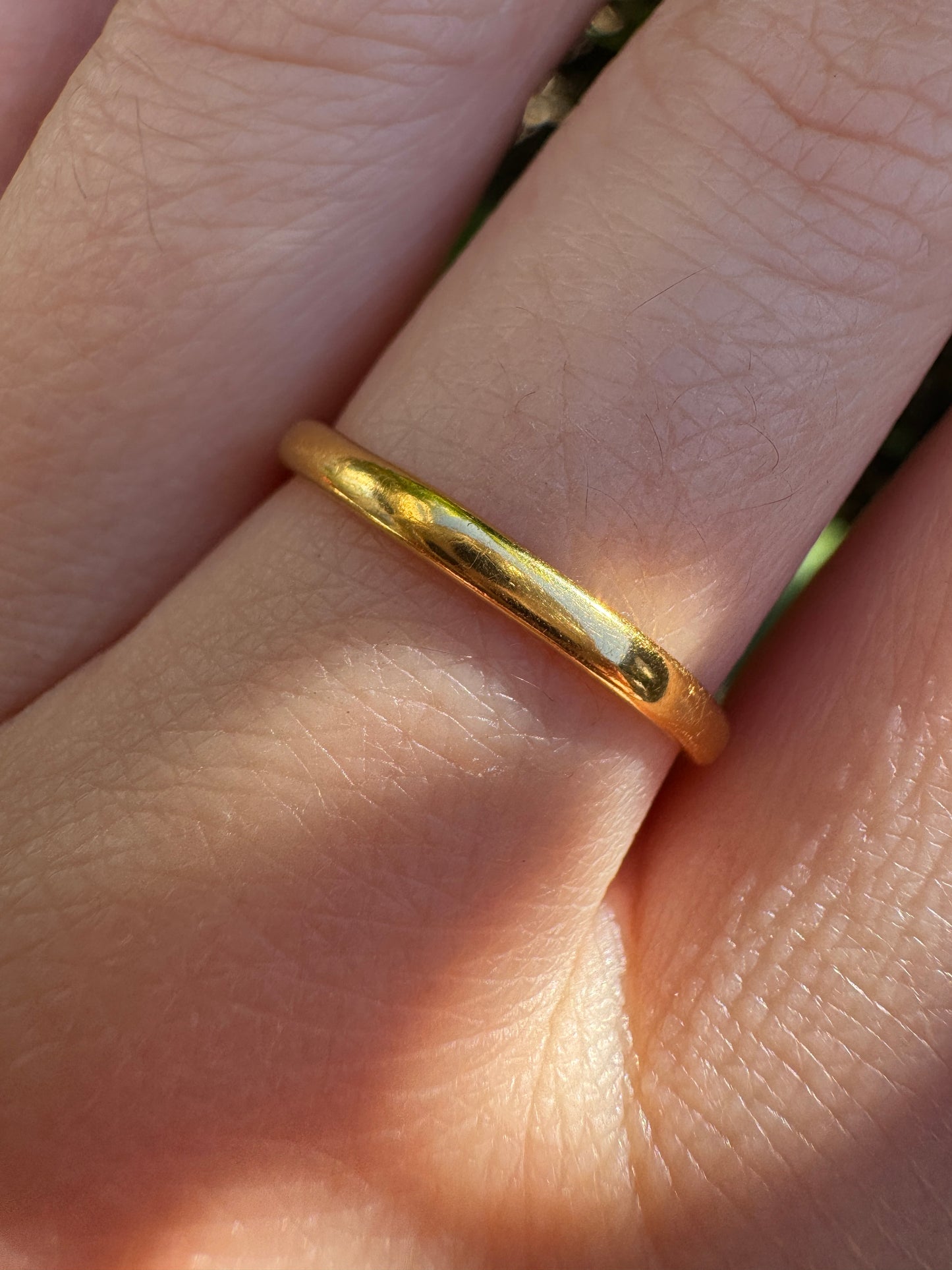 Vintage English 22ct yellow gold band, 2.1mm wide
