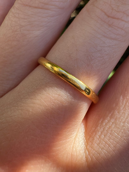 Vintage English 22ct yellow gold band, 2.1mm wide
