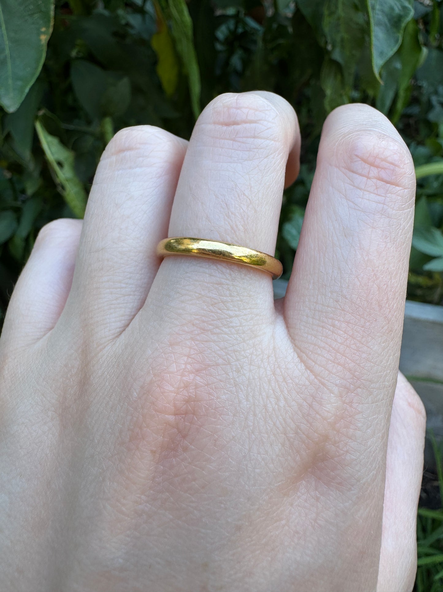 Vintage English 22ct yellow gold band, 2.7mm wide