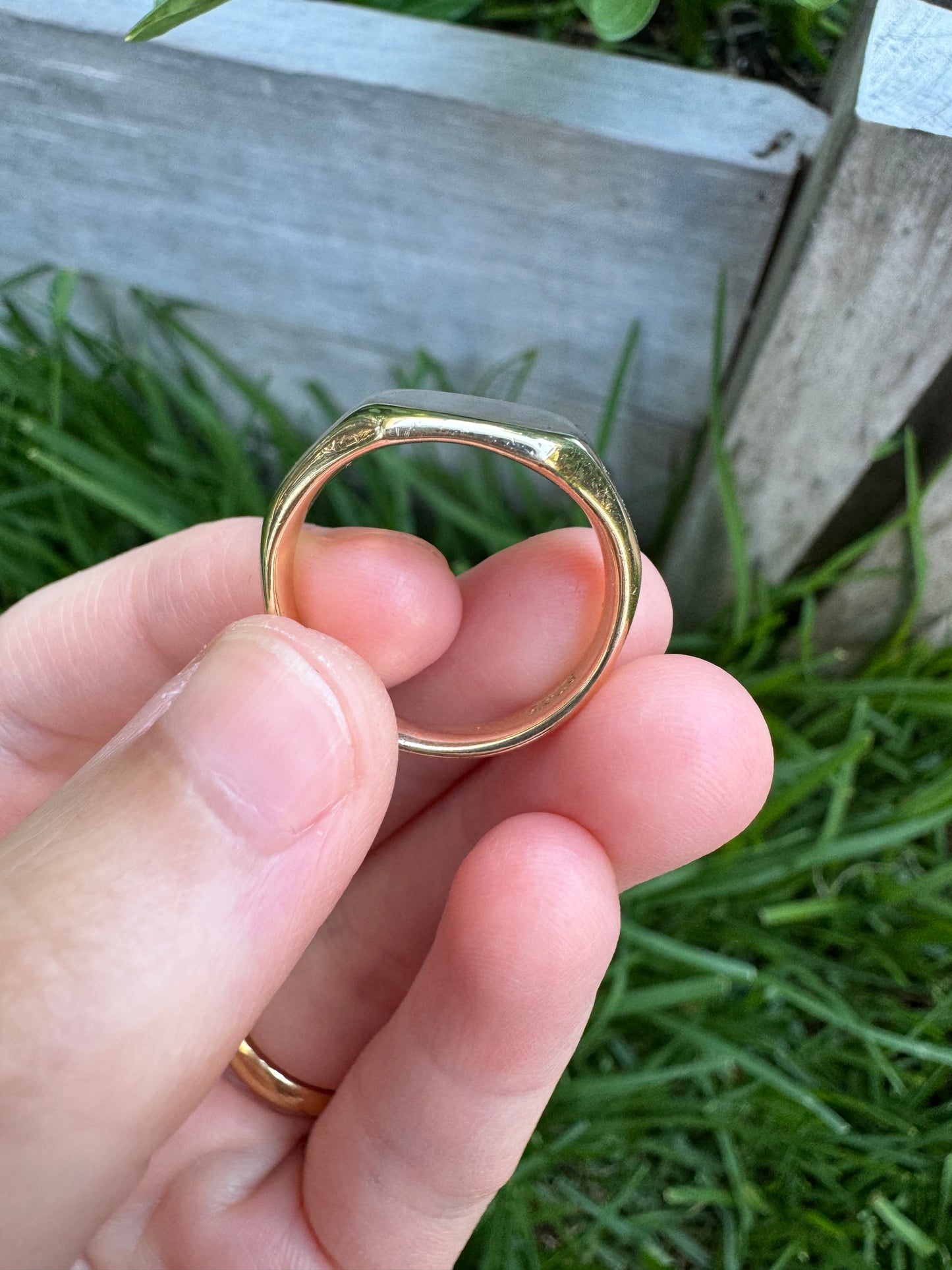 Vintage 9ct yellow gold square face signet ring