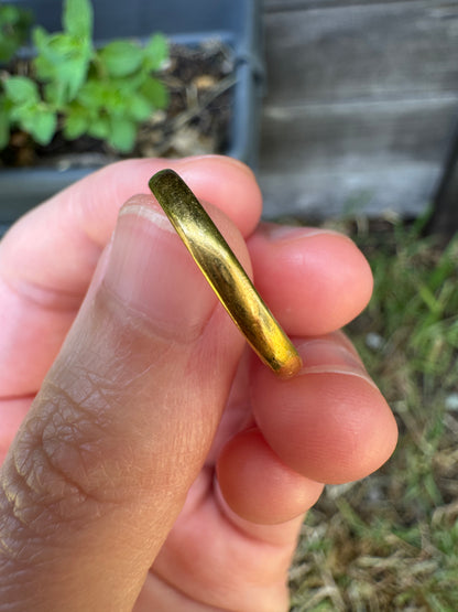 Vintage English 22ct yellow gold band, 2.4mm wide